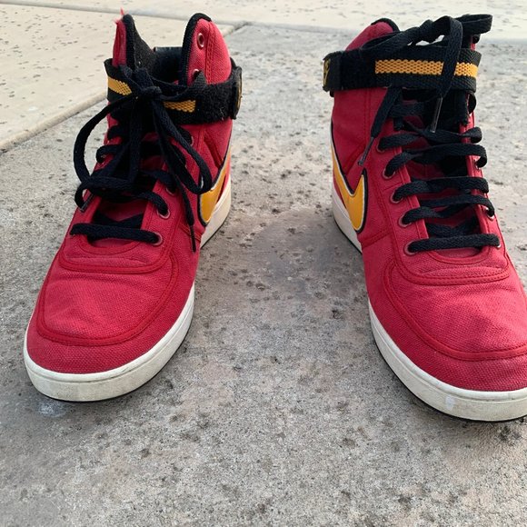 Nike High Top Basketball Shoes size 12 main image 4